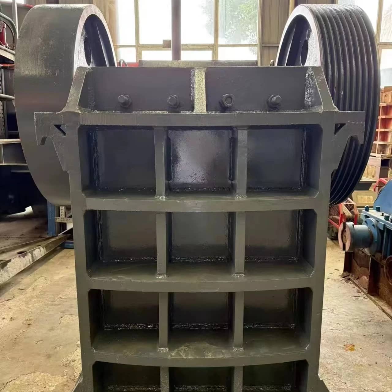 带轴承和齿轮核心部件的600*900颚式破碎机，最大处理能力150t/h，适用于大型岩石破碎、矿山采石场破碎线