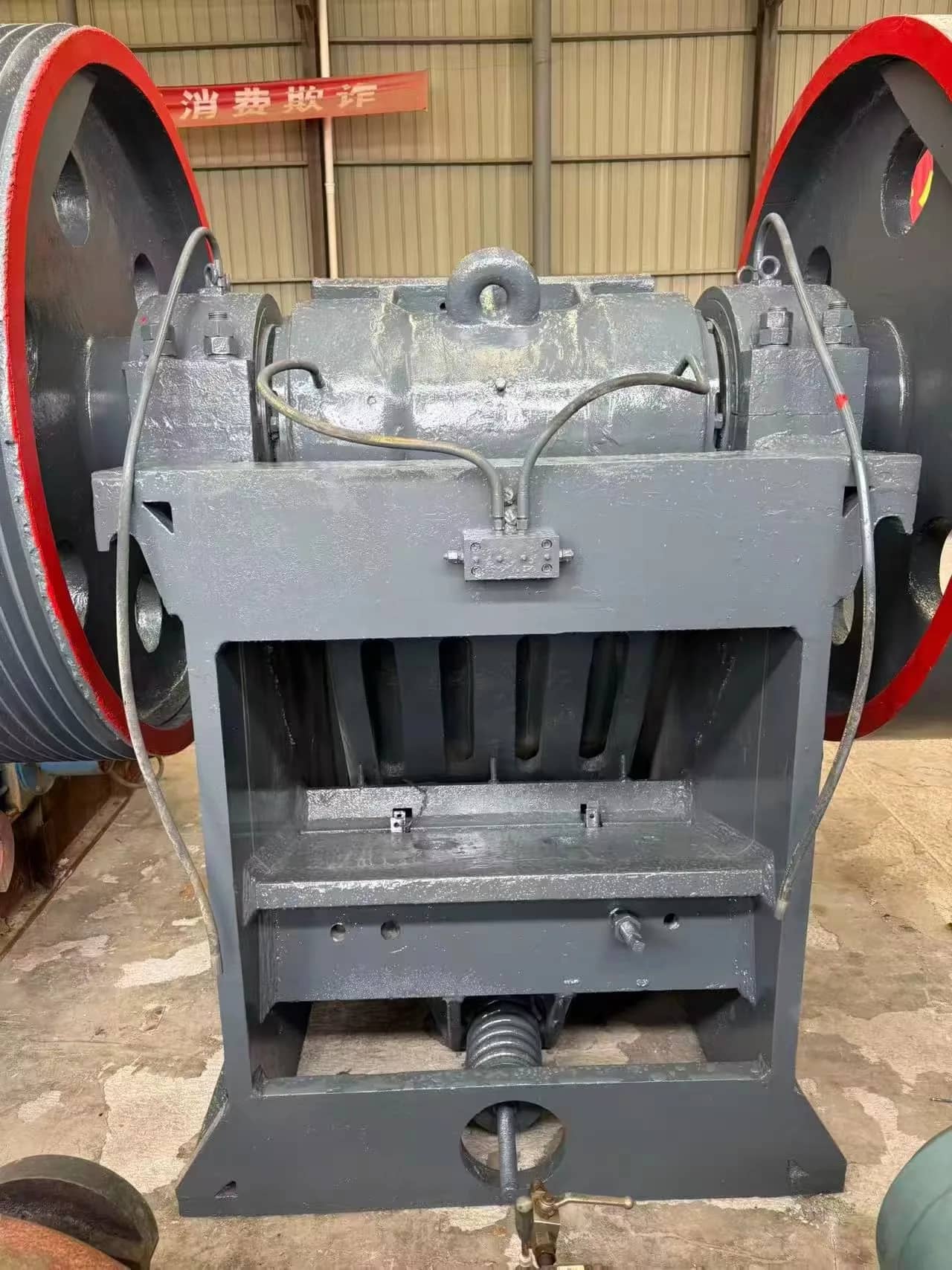 带轴承和齿轮核心部件的600*900颚式破碎机，最大处理能力150t/h，适用于大型岩石破碎、矿山采石场破碎线 缩略图 4