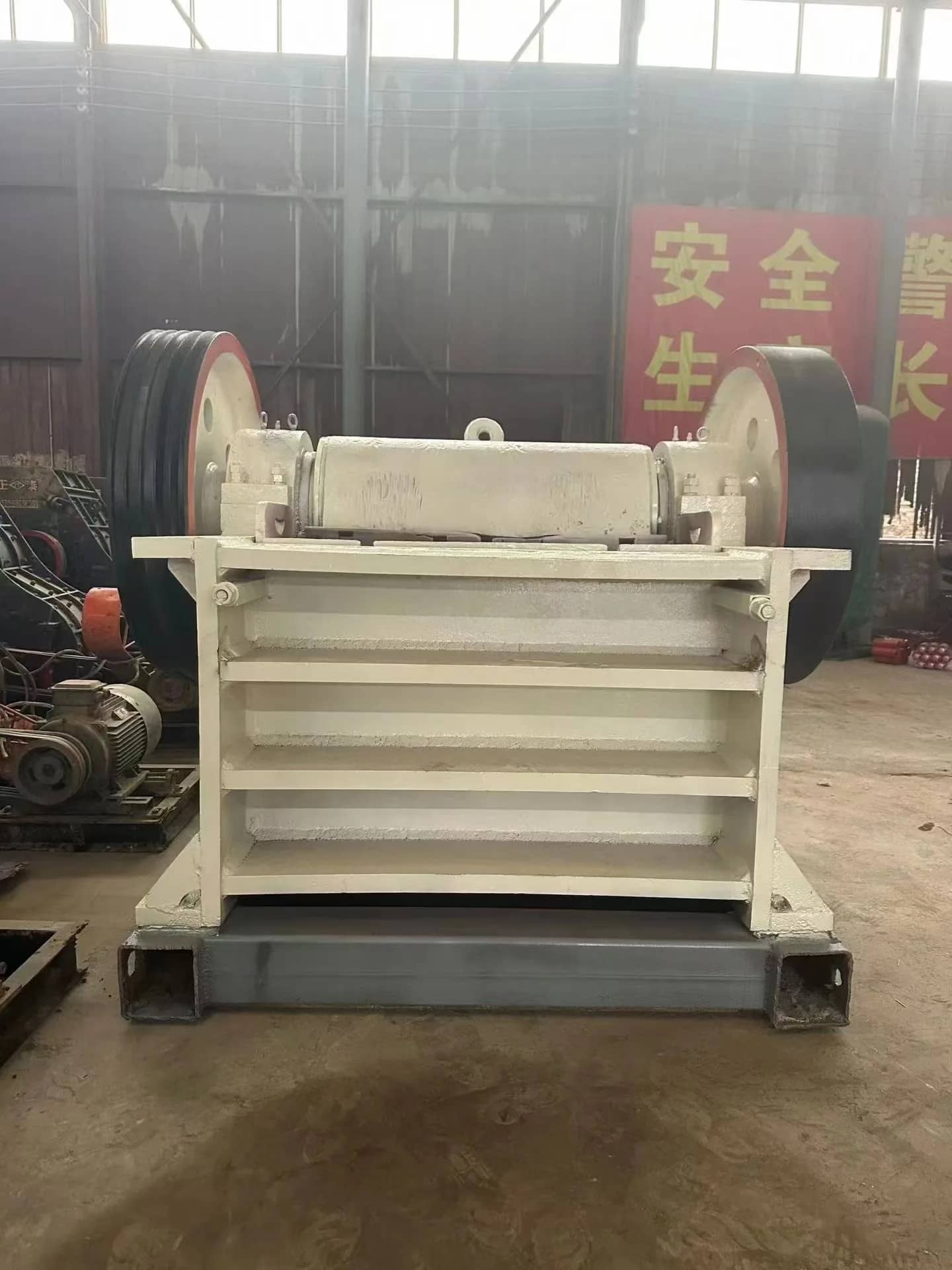 二手3001300 精细颚式破碎机，最大处理能力100t/h，灵活的初级和二级破碎，价格有竞争力，直接出石。