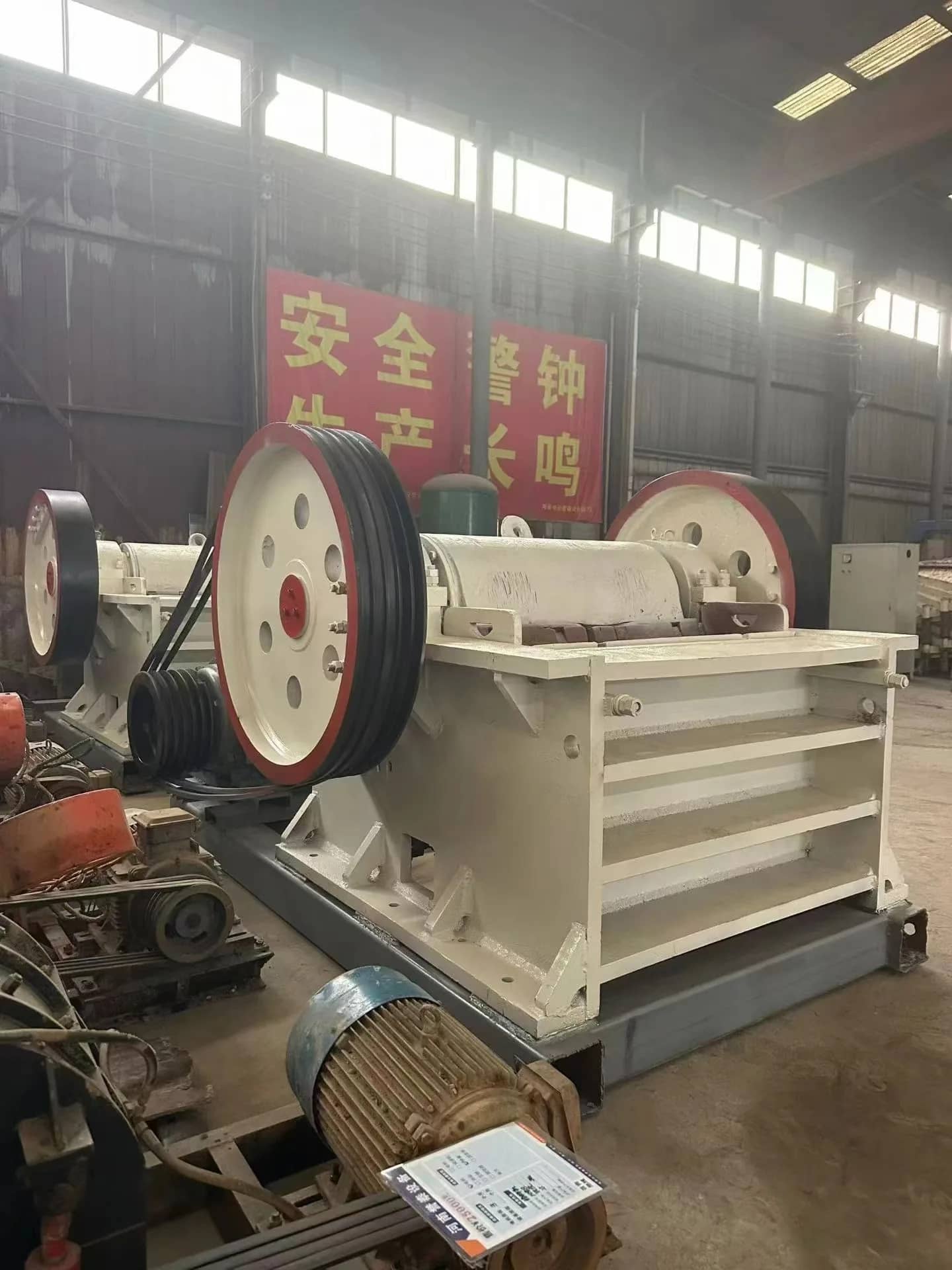 二手3001300 精细颚式破碎机，最大处理能力100t/h，灵活的初级和二级破碎，价格有竞争力，直接出石。 Thumbnail 2