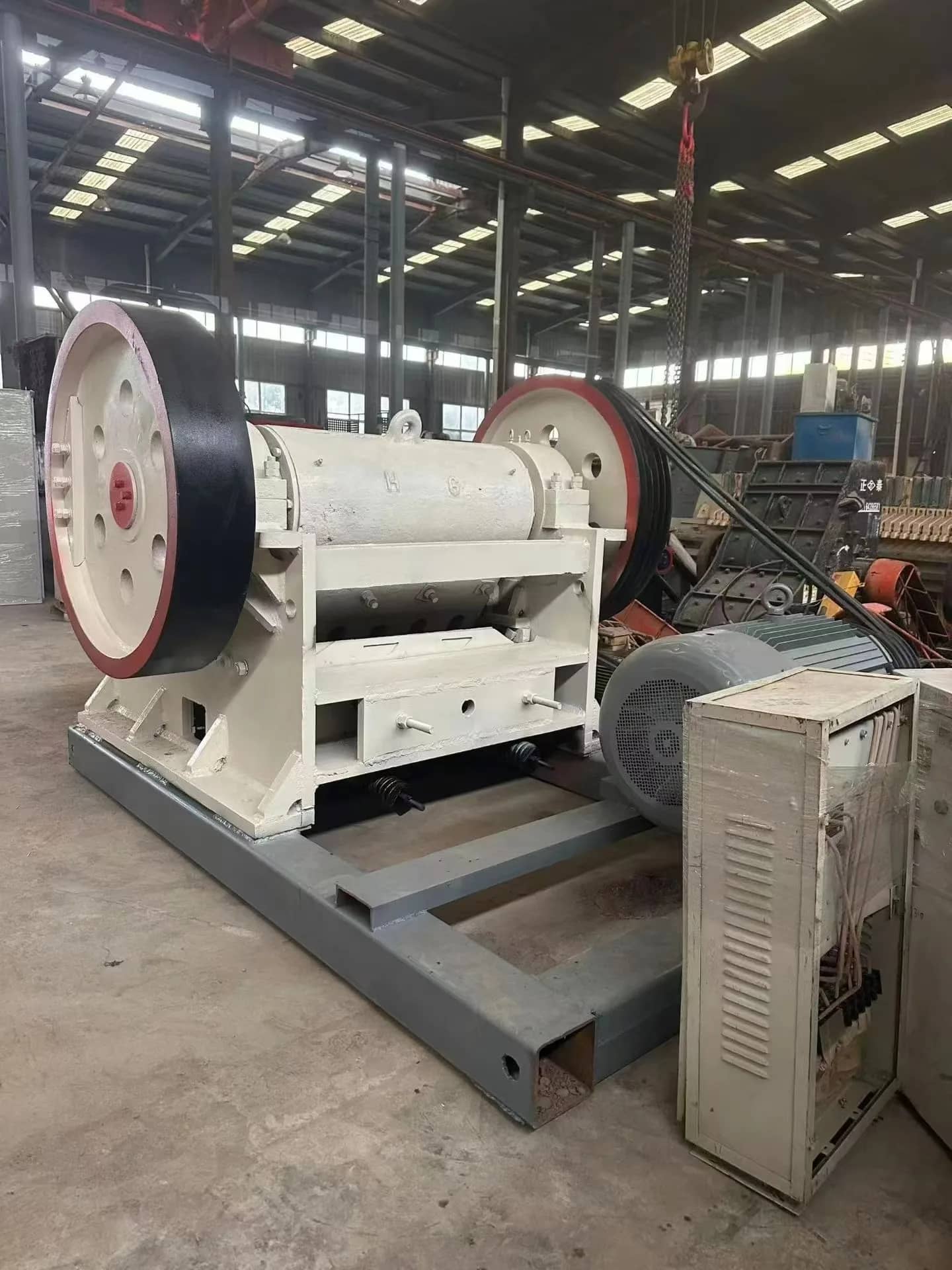 二手3001300 精细颚式破碎机，最大处理能力100t/h，灵活的初级和二级破碎，价格有竞争力，直接出石。 Thumbnail 5
