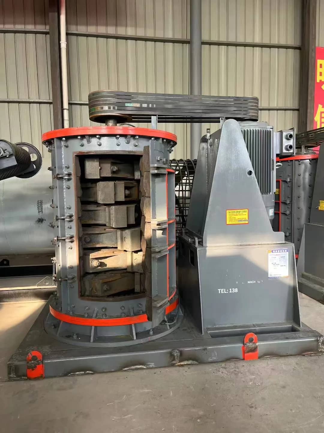 型号 1250-6 立轴冲击式破碎机，最大处理能力 50 吨/小时，适用于河卵石、花岗岩、石灰石制砂。