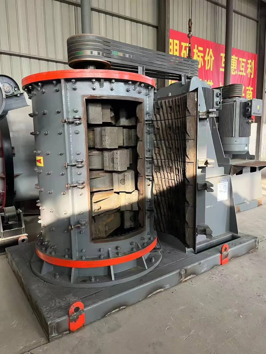 型号 1250-6 立轴冲击式破碎机，最大处理能力 50 吨/小时，适用于河卵石、花岗岩、石灰石制砂。 缩略图 4