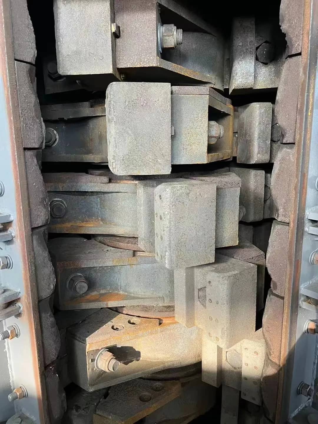 型号 1250-6 立轴冲击式破碎机，最大处理能力 50 吨/小时，适用于河卵石、花岗岩、石灰石制砂。 缩略图 3