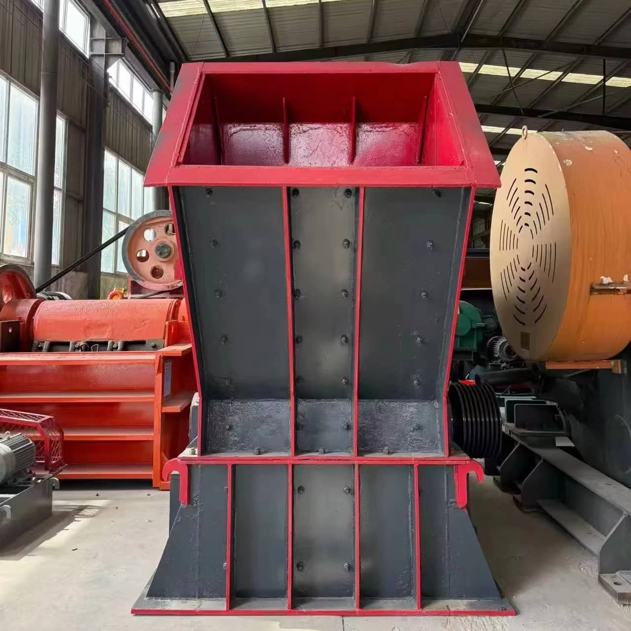 PF 1210反击式破碎机，最大处理能力150t/h，可调节出料粒径，用于二次破碎，适用于碎石场、建筑垃圾。