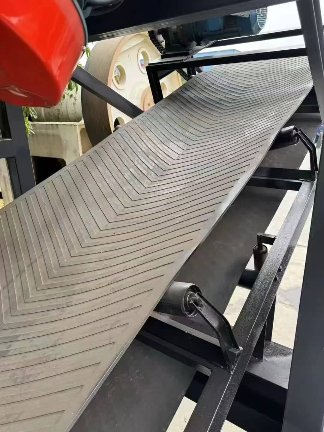 高性价比移动式车载PEX 5001500颚式破碎机振动给料机排料输送机二次碎石机 详情图 6