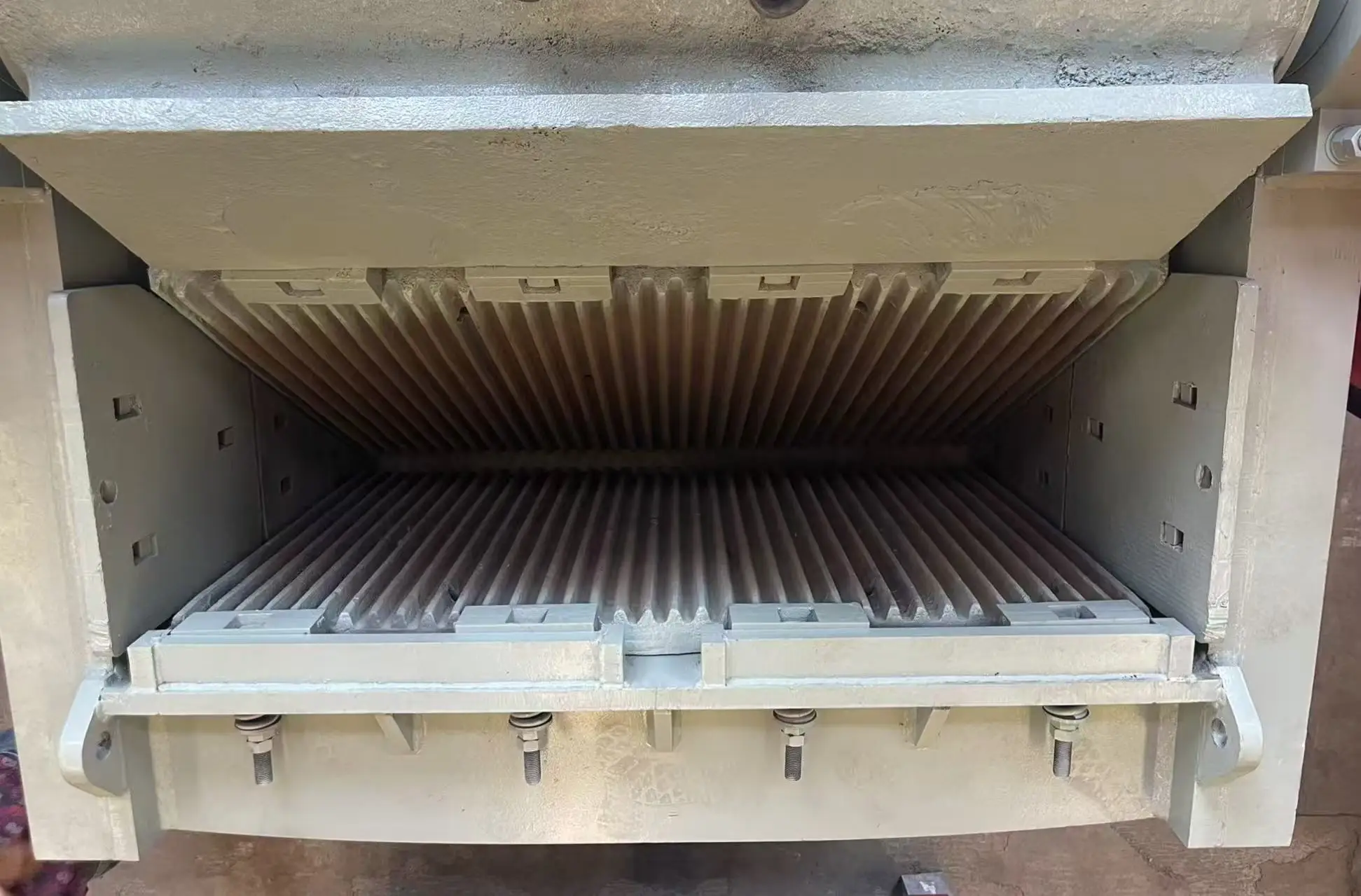 欧洲型便携式细颚式破碎机 6001800 最大处理能力 150t/h 用于矿山采石场破碎的二次石矿颚式破碎机 详情图 6