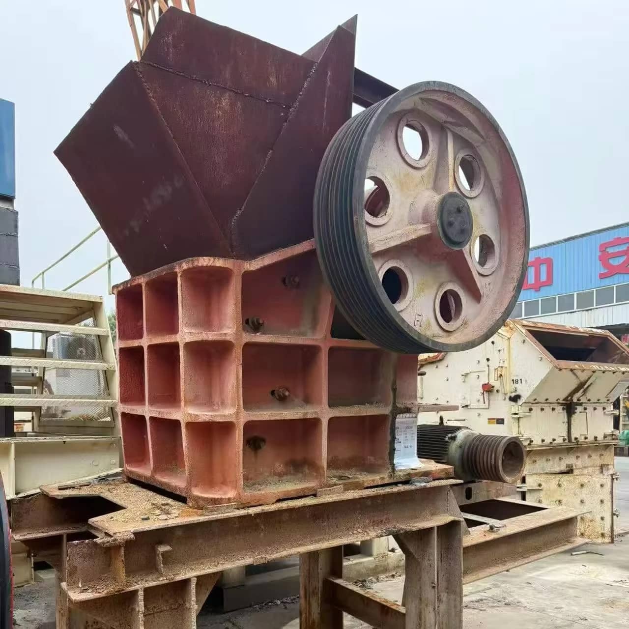 PE400600 破碎机一体式机架单元，带电机和轴承 46 一体式底盘