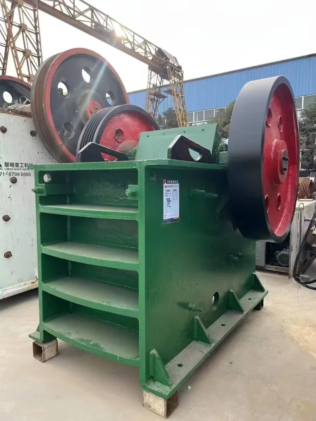 PE600900钢制颚式破碎机，带发动机，用于花岗岩和玄武岩采石场，最大处理能力150t/h