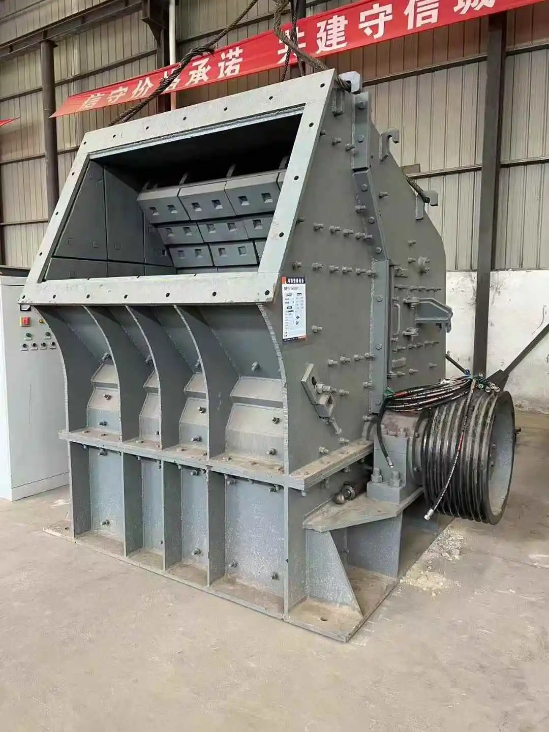 1315新型自动双帘冲击式破碎机,最大处理能力200t/h,大给料尺寸,适用于矿山施工、花岗岩、石灰石、岩石等。 详情图 11
