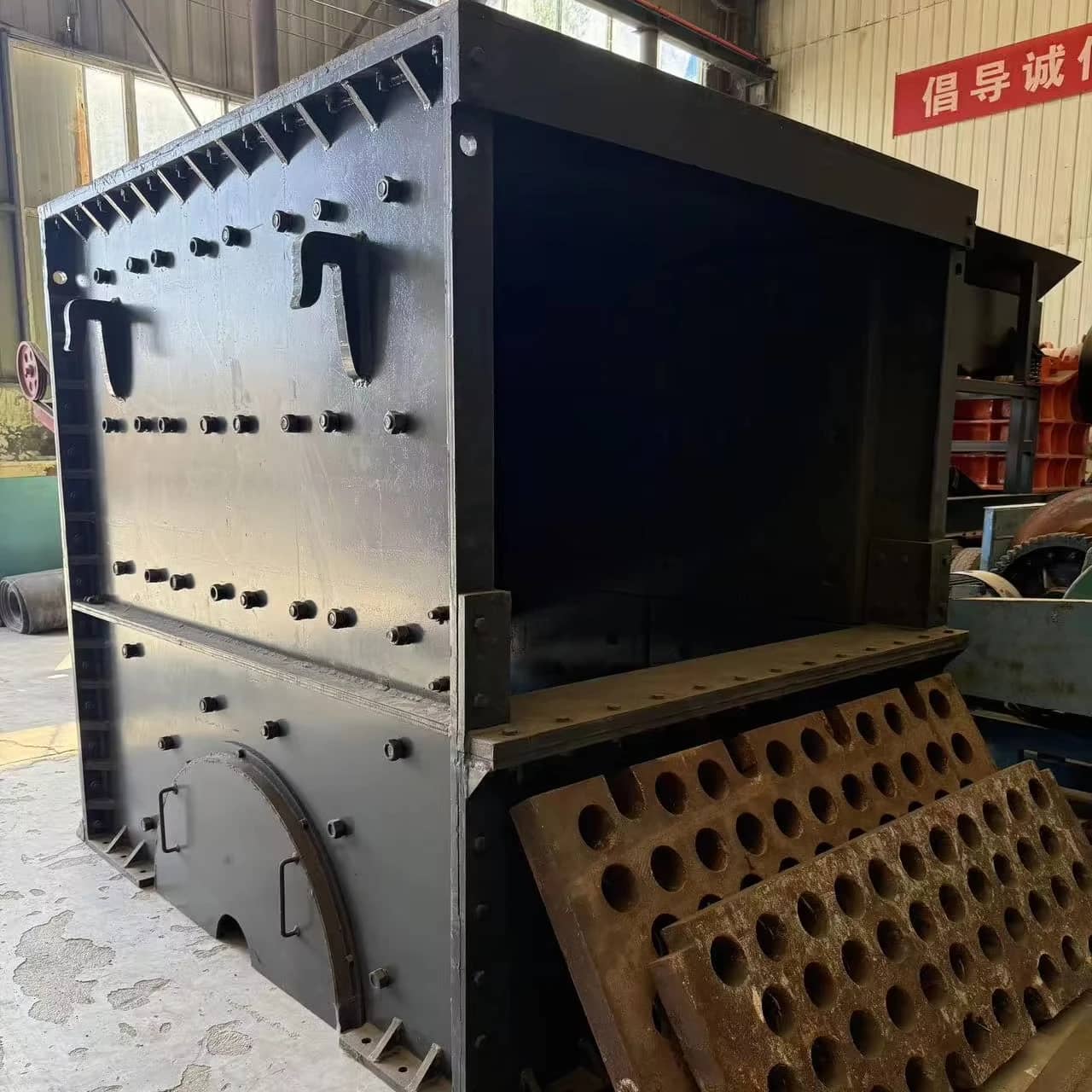 2018年重型箱式锤式破碎机20001800最大处理能力500t/h电机驱动矿石采石场骨料生产一步成型