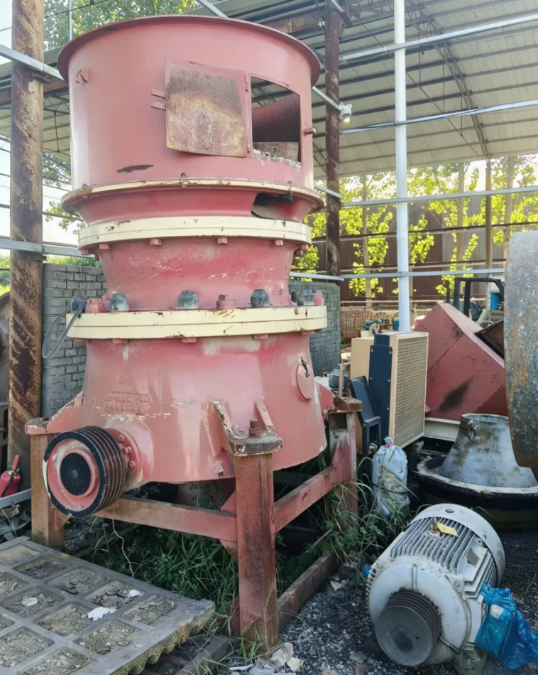二手单筒100型圆锥破碎机，带电机，用于硬岩二次破碎、采石场岩石矿石处理
