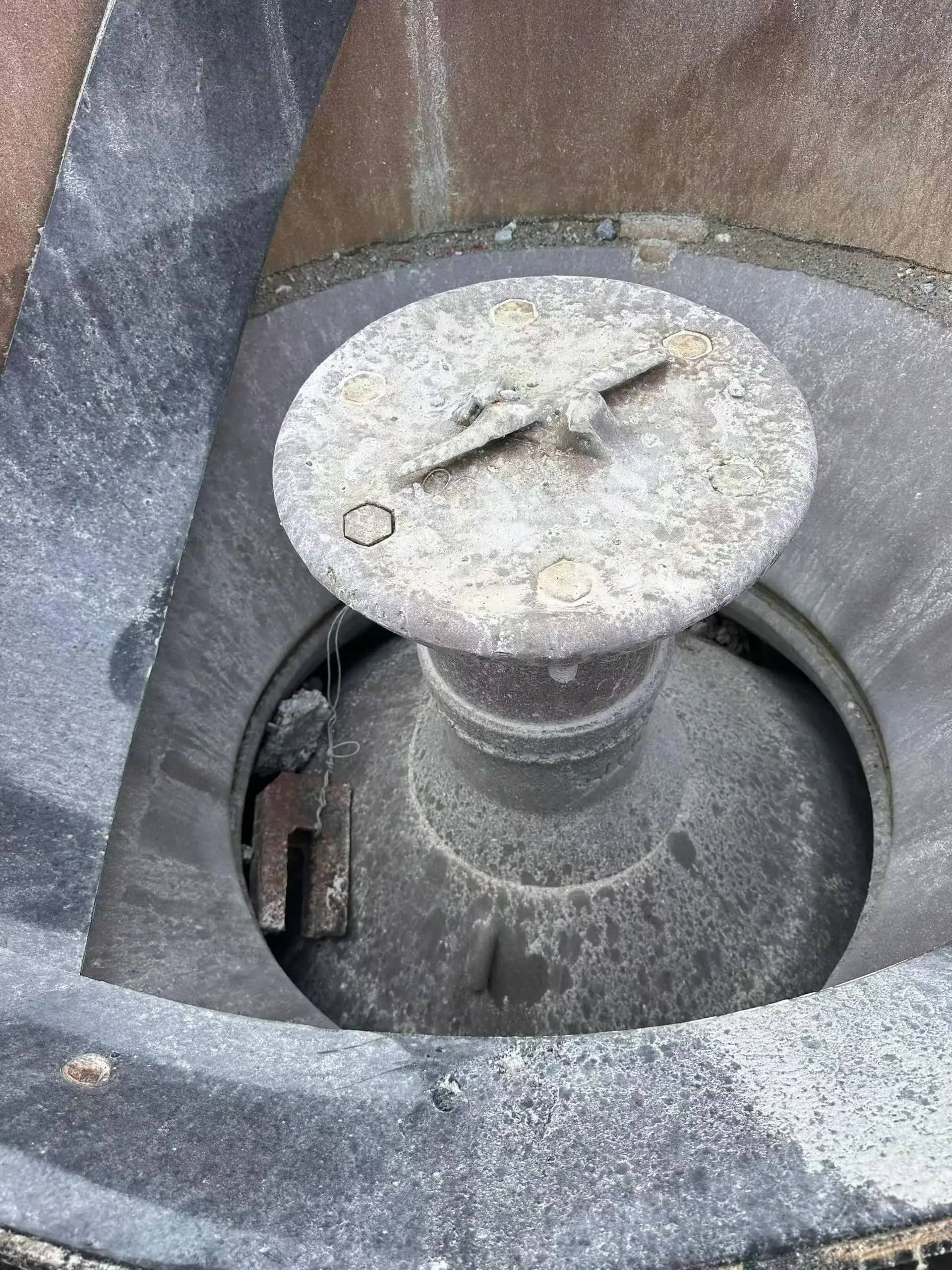 二手 1400 型弹簧复合圆锥破碎机,带电机和轴承,适用于采石场硬石二次破碎设备 详情图 6