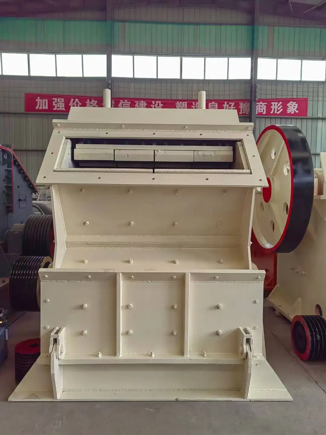 PF1214 三腔反击式破碎机，最大处理能力100t/h，带电机和齿轮，用于采矿和公路骨料。