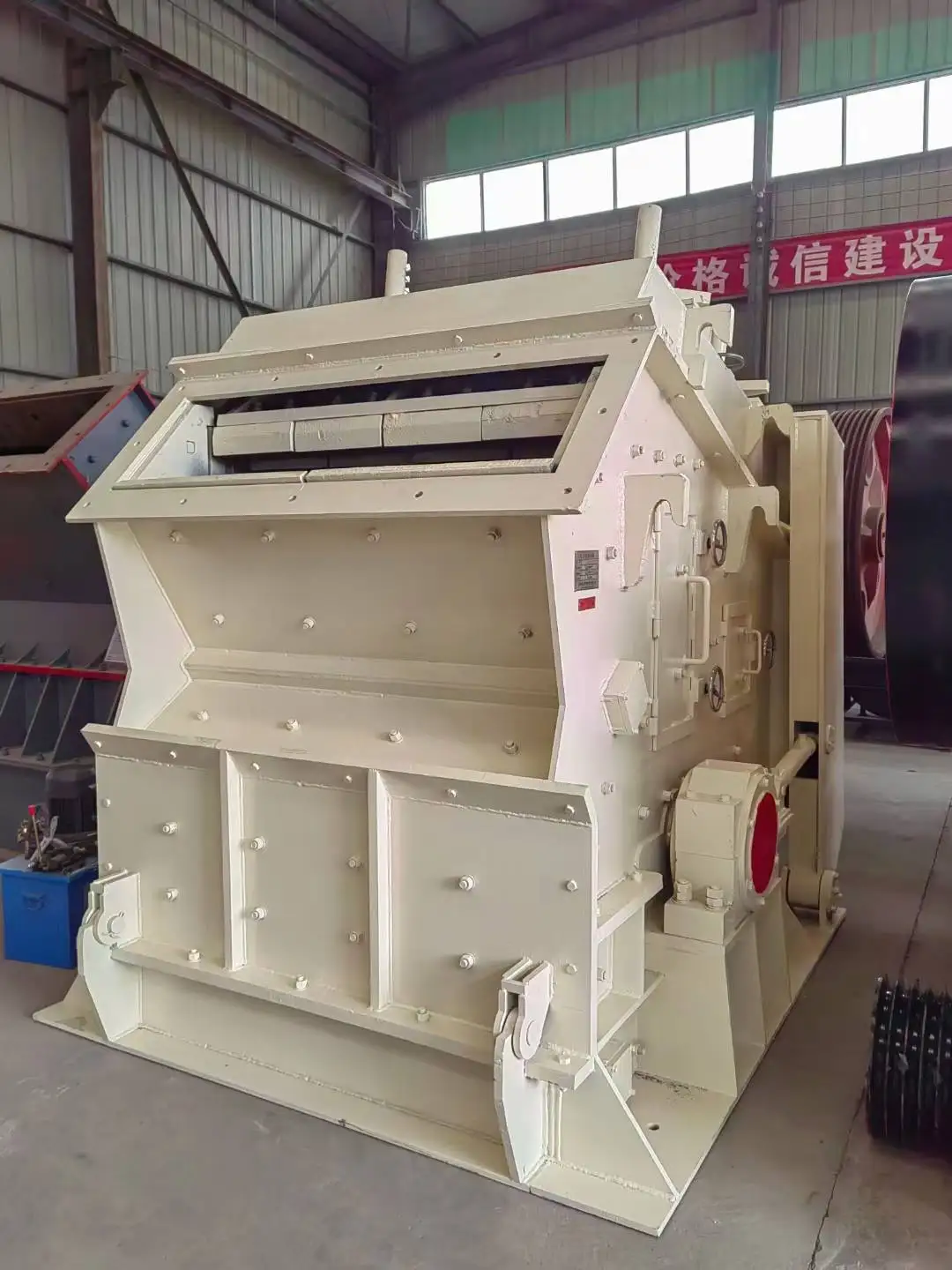 PF1214 三腔反击式破碎机，最大处理能力100t/h，带电机和齿轮，用于采矿和公路骨料。 Thumbnail 2