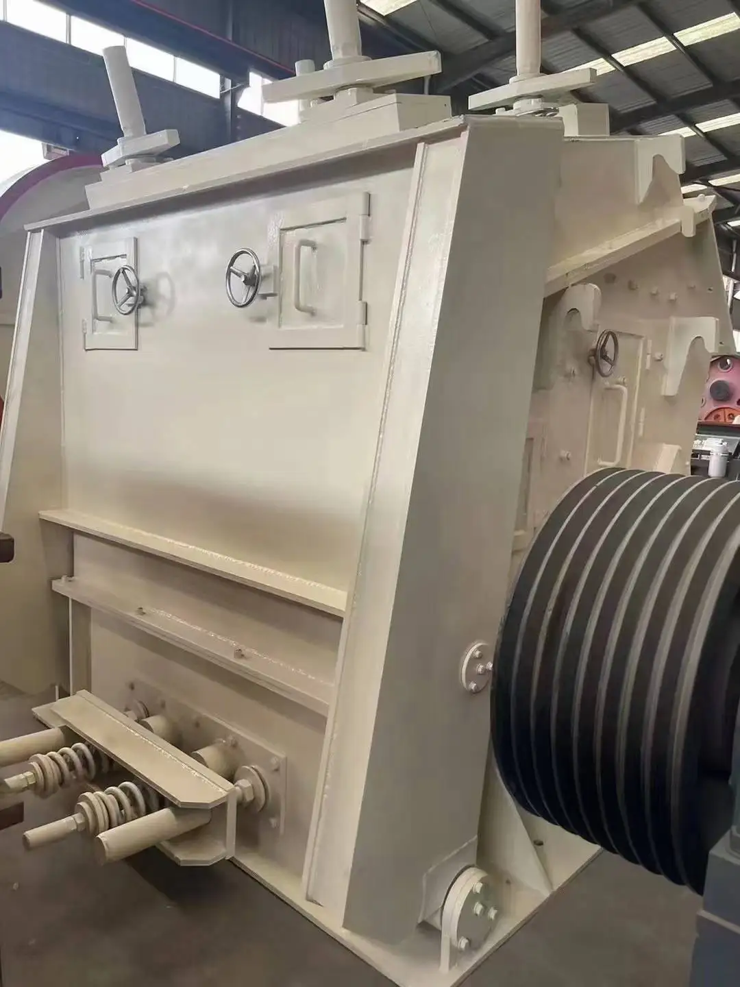 PF1214 三腔反击式破碎机，最大处理能力100t/h，带电机和齿轮，用于采矿和公路骨料。 Thumbnail 3