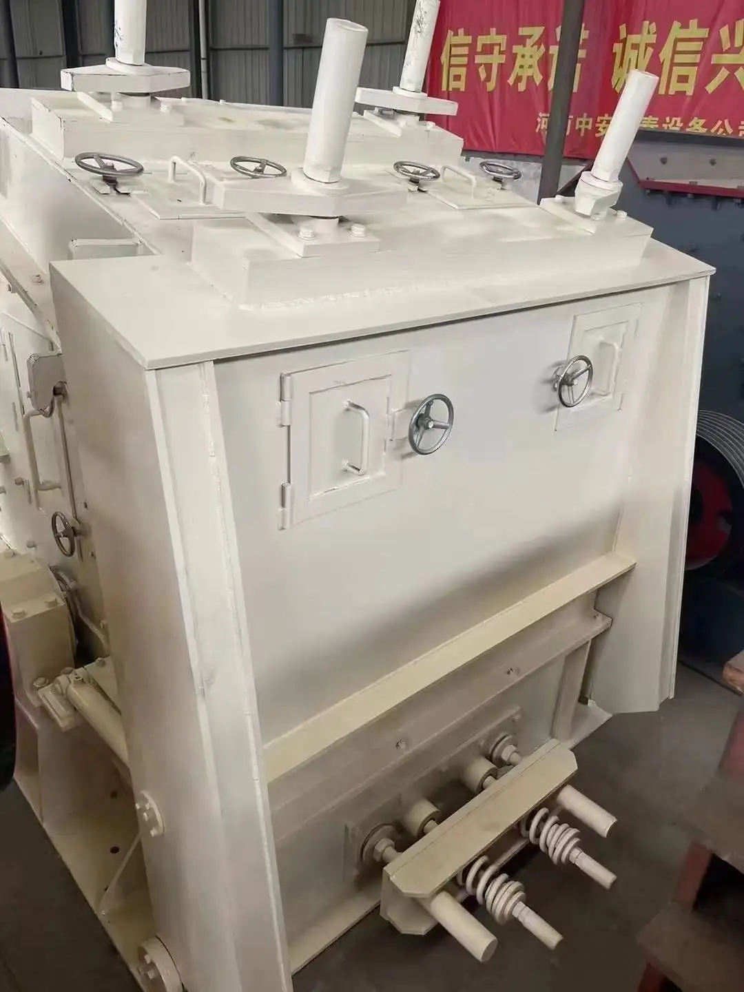 PF1214 三腔反击式破碎机，最大处理能力100t/h，带电机和齿轮，用于采矿和公路骨料。 Thumbnail 6