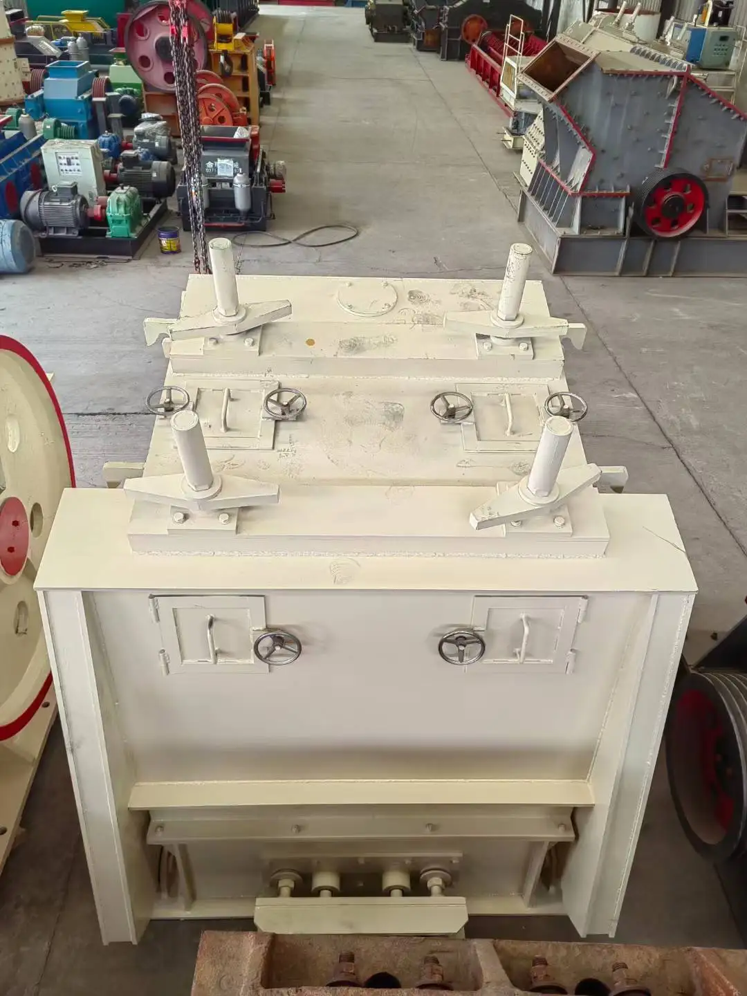 PF1214 三腔反击式破碎机，最大处理能力100t/h，带电机和齿轮，用于采矿和公路骨料。 Thumbnail 4