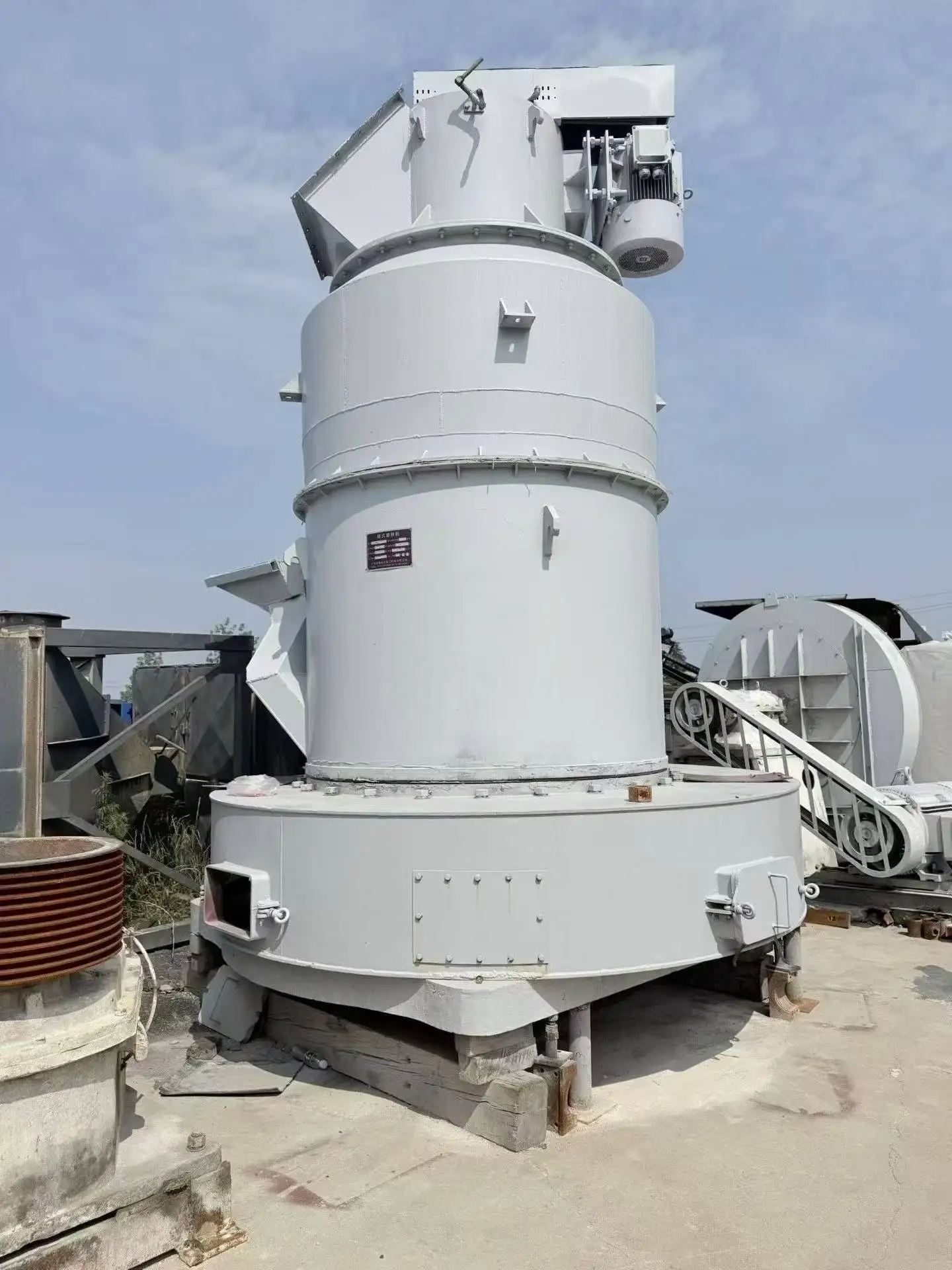 二手HC1700雷蒙磨粉机全套石粉制粉机轴承电机15t/h容量交流电机80-400目 Thumbnail 2