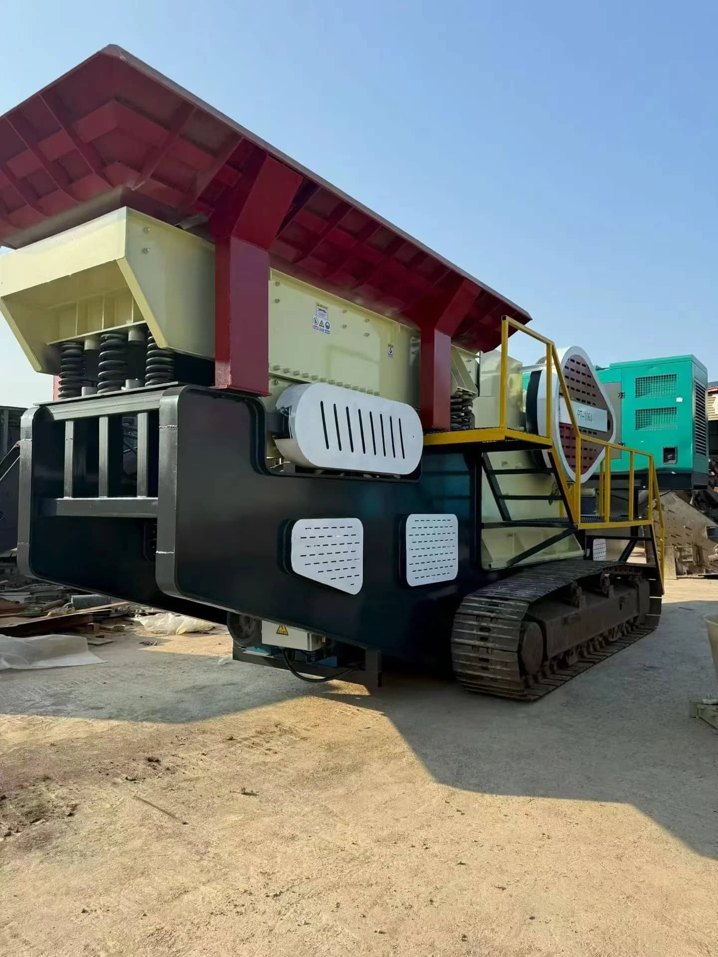 WOCATSPOM Max.200t/h 便携式履带式移动颚式破碎机 高生产率 花岗岩玄武岩河石 交流电机齿轮箱 Thumbnail 5