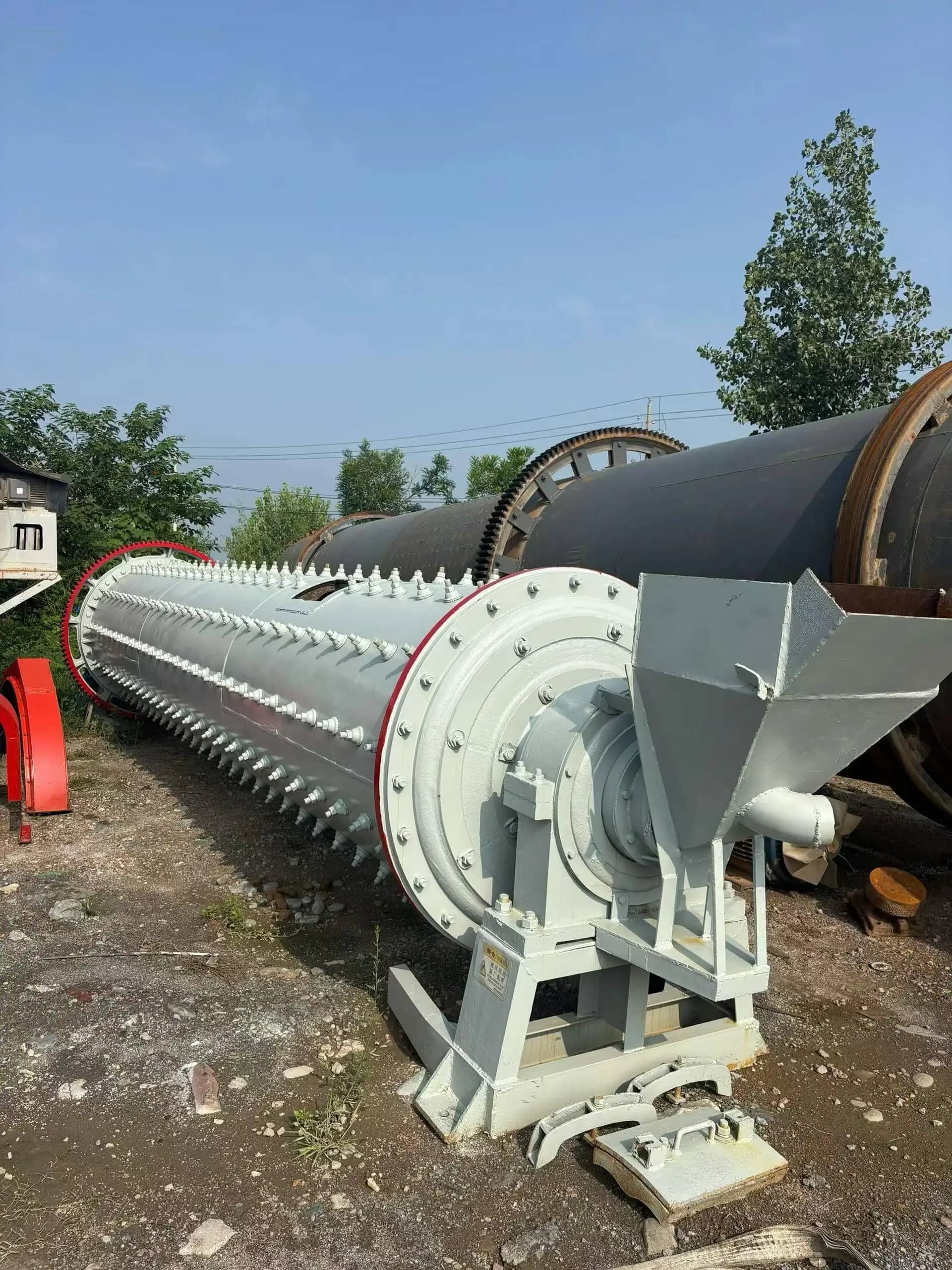 1265重型球磨机，带交流电机齿轮和轴承，处理能力为5t/h，用于矿石研磨，在选矿厂中使用 缩略图 4